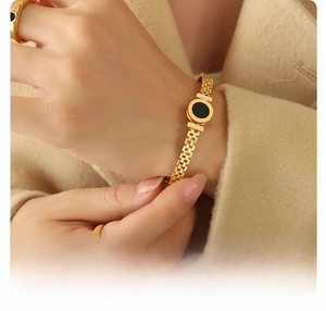 Dettaglio del bracciale in titanio placcato oro 18K con incisione LOVE e numeri romani