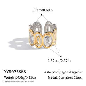 Detailsicht des zweifarbigen Spiralrings Durchmesser 1,7cm aus Edelstahl Material