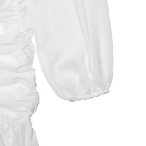 Detail von weißem Chiffon-Langarm mit elastischem Bündchen und Faltenstruktur am Kleid