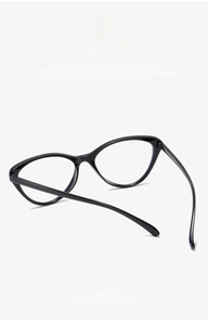 Lightweight black cat-eye frame glasses weighing only 15g with flexible TR material