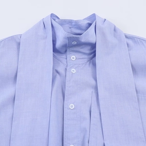 Camicia celeste a maniche lunghe con collo alla coreana e fiocco decorativo