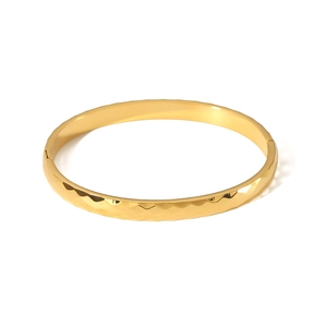 Bracciale minimalista in acciaio al titanio dorato con design geometrico testurizzato