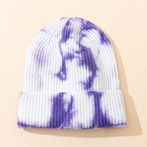 Lila und weiß gebatikte Strickmütze mit Rippenmuster und breitem Aufschlag für den Winter