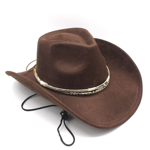 Dettaglio cappello da cowboy marrone in finta pelle con fascia intrecciata e turchese