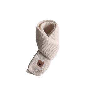 Sciarpa in maglia bianco crema per bambini con simpatica toppa a orsetto per l'inverno