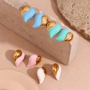 Detailed view of 18K gold plated heart earrings with colorful drip oil finish on stone