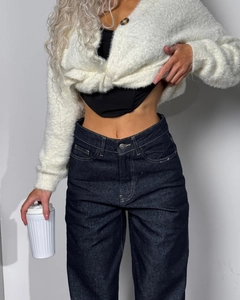 Détails du jean droit à taille haute avec strass scintillants et texture denim