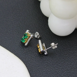 Eleganti orecchini in acciaio placcato oro 18K con pietre preziose verde smeraldo