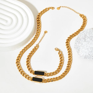 Set gioielli a catena groumette dorata con ciondolo rettangolare nero elegante