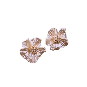 Boucles d'oreilles fleurs dorées vintage avec pétales nacrés et strass brillants