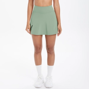 Dettaglio della gonna da tennis verde chiaro a vita alta con spacco laterale per lo sport