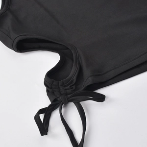 Détail du haut en tricot noir avec cordon de serrage latéral et texture du tissu