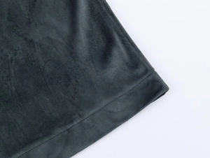 Gros plan détaillé du tissu en velours gris foncé montrant les coutures et la texture
