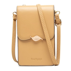 Detalle de bolso bandolera beige para móvil con cierre metálico de hoja y logotipo