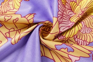 Dettaglio del tessuto del costume con volant, stampa floreale viola e trama saia
