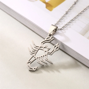 Détail du pendentif scorpion en acier inoxydable argenté avec design origami évidé