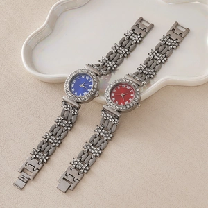 Gros plan de montres de luxe argentées pour femmes avec bracelets fleuris sertis de strass