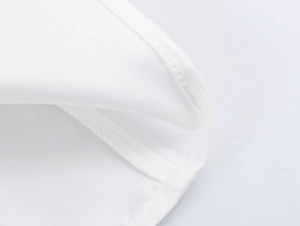 Primo piano del tessuto in raso bianco con trama dettagliata delle fibre e cuciture