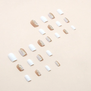 Faux ongles carrés blancs et pailletés dorés brillants de longueur moyenne