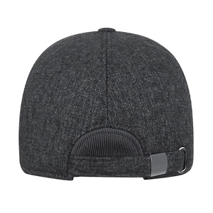 Vista posteriore del cappello invernale grigio antracite da uomo con fibbia regolabile