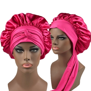 Cuffia da notte in raso rosso rosa con nastri lunghi e design elastico a pieghe per capelli
