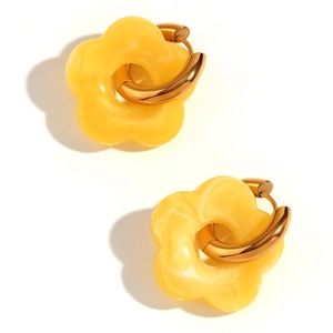 Ohrringe aus Edelstahl mit 18K Goldbeschichtung und gelben marmorierten Blumenanhängern