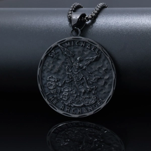 Relief détaillé de l'Archange Michel sur pendentif rond en acier noir avec chaîne maille
