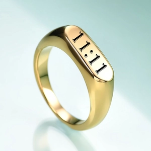 Dettaglio dell'anello a sigillo dorato 18K con incisione laser dei numeri 11:11