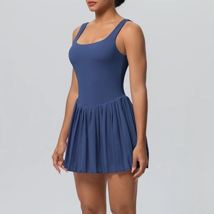 Détails de la robe de tennis bleu foncé avec encolure carrée et jupe plissée élégante