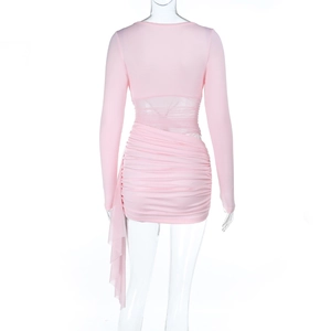 Vista trasera detallada de mini vestido rosa ajustado con malla y tejido fruncido