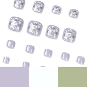 Unghie finte per piedi color lavanda con delicati motivi a margherite e design floreale