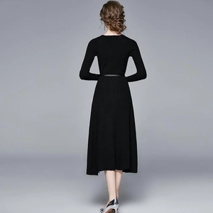 Robe longue en tricot noir ajustée avec jupe plissée et ceinture vue de dos