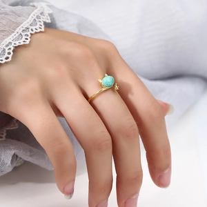 Anello gatto in argento 925 con finitura oro 18 carati e turchese sulla mano del modello