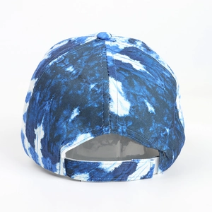Vue arrière d'une casquette tie-dye avec sangle Velcro réglable et motif bleu et blanc