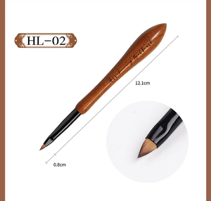 Détail du pinceau nail art HL-02 montrant la pointe liner 0,8 cm et le manche en noyer