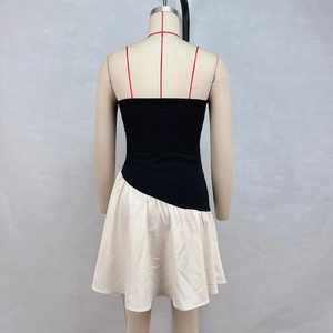 Vue arrière détaillée d'une robe plissée noire et blanche avec ourlet irrégulier