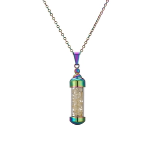 Detalle del colgante de frasco de perfume multicolor con pequeñas piedras brillantes