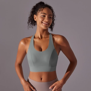 Gros plan du soutien-gorge de sport vert gris sans couture à bretelles larges et texture