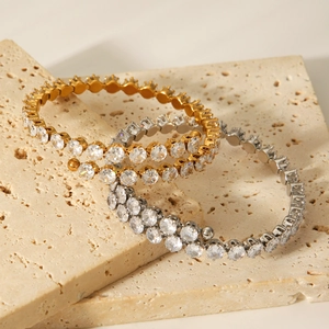 Ensemble de trois bracelets en acier inoxydable ornés de zircons cubiques brillants