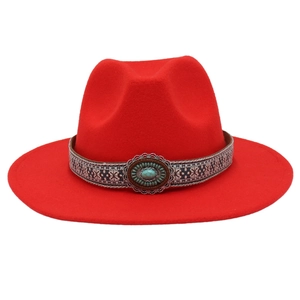 Détail d'un chapeau fedora rouge en laine avec ruban turquoise et dentelle métallique