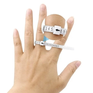 Primer plano del medidor de anillos talla USA mostrando escala de medida en el dedo