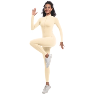 Détail d'un body de yoga beige à manches longues avec demi-fermeture et col montant