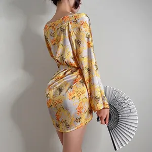 Sexy gelber Satin-Kimono-Dessous-Bademantel mit Blumenmuster und Bindegürtel-Set