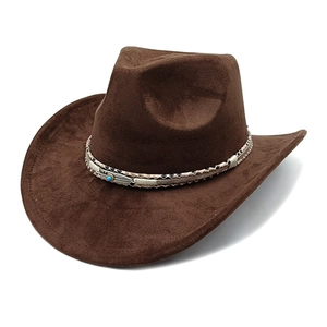 Détail d'un chapeau de cowboy en daim marron avec perle turquoise et pendentif plume argent