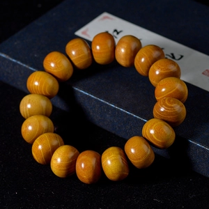 Détail macro de perles de prière en bois de santal naturel avec texture huilée sur boîte