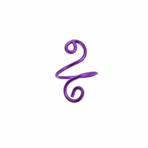 Dettaglio macro di un anello all'uncinetto a spirale viola con passanti regolabili