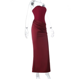 Détail d'une robe en satin bordeaux avec des plis flatteurs et une silhouette ajustée