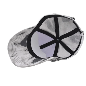 Détail de l'intérieur d'une casquette en denim tie-dye avec rubans de renfort noirs