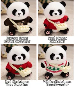Detail von niedlichen Panda-Plüschtieren mit Strickpullovern und beigen Umhängetaschen