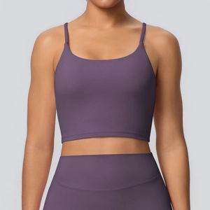 Vue de face de la brassière de yoga violette avec fines bretelles et tissu élastique